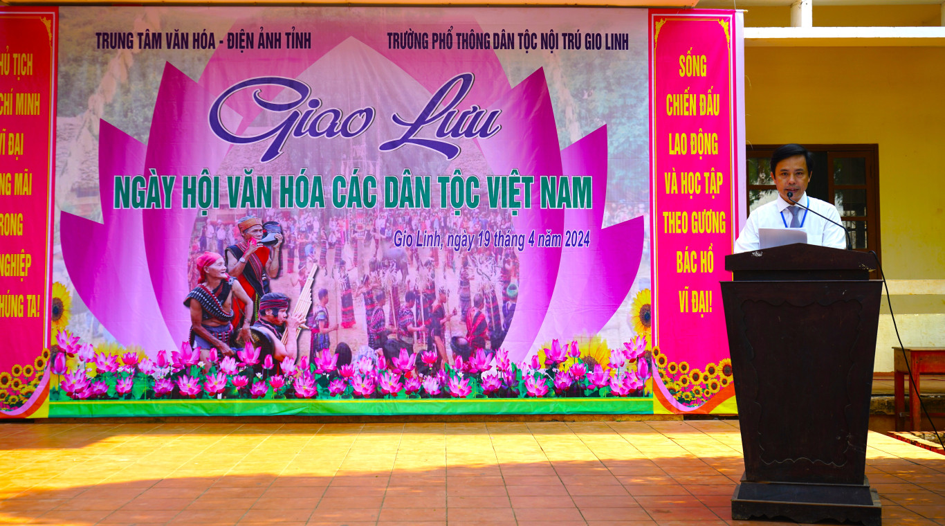 Thầy Trần Thế Vũ - B&iacute; thư chi bộ, Hiệu trưởng Trường PTDT Nội Tr&uacute; Gio Linh ph&aacute;t biểu khai mạc tại Ng&agrave;y hội - Ảnh: L.T